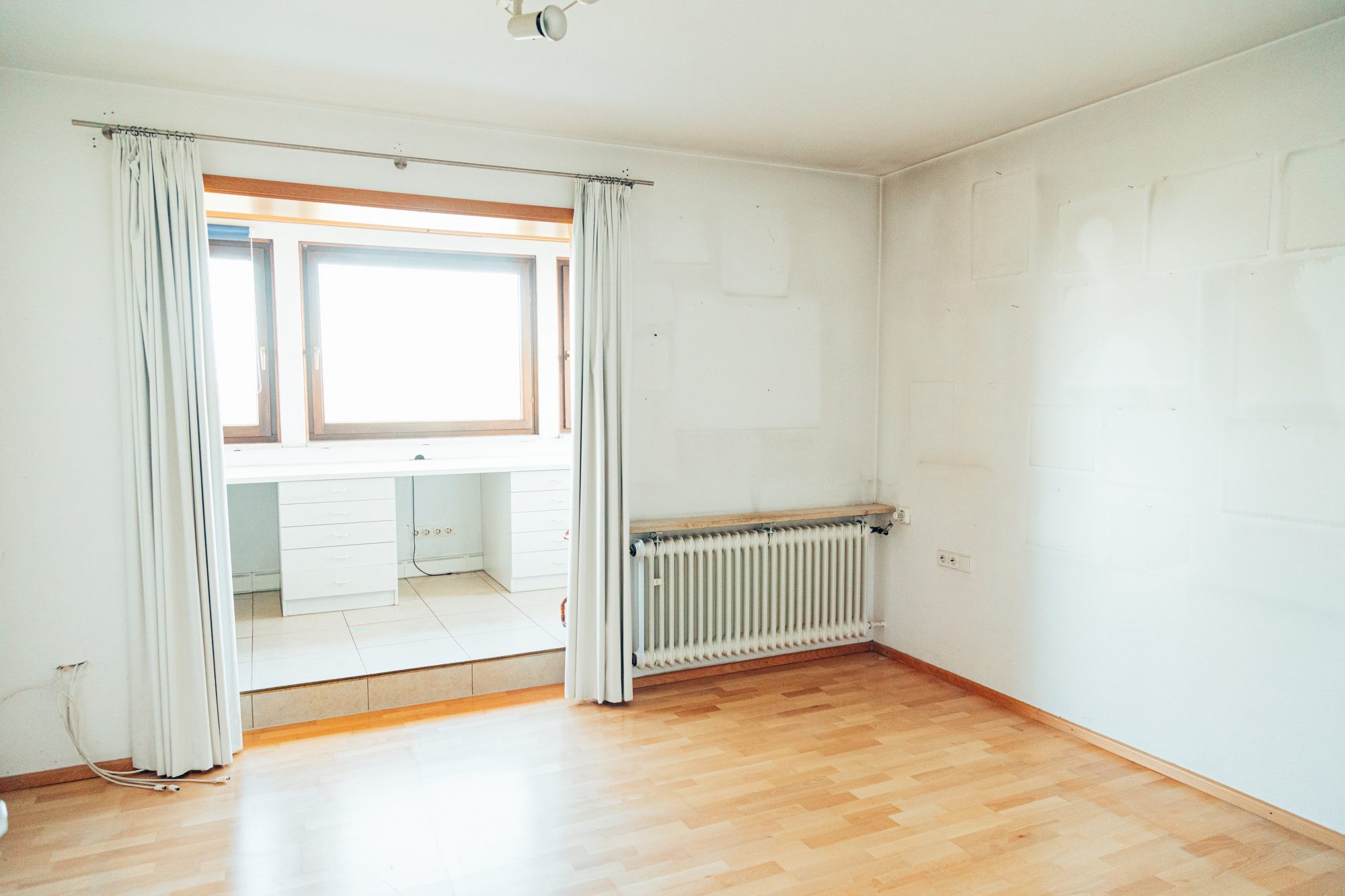 Leergeräumtes, besenreines Arbeitszimmer nach einer Wohnungsentrümpelung.