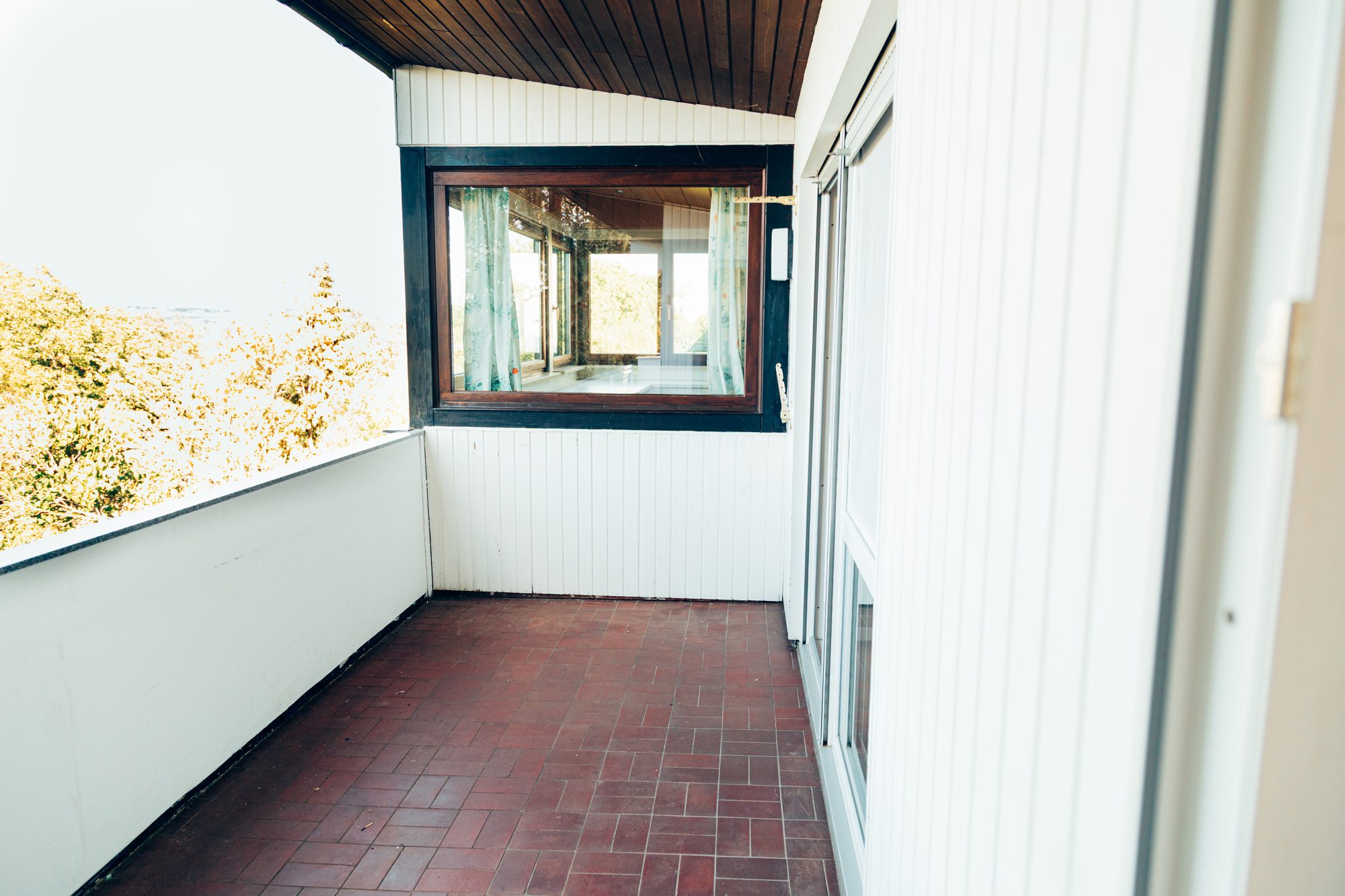 Leerer, gefegter Balkon nach der besenreinen Übergabe.