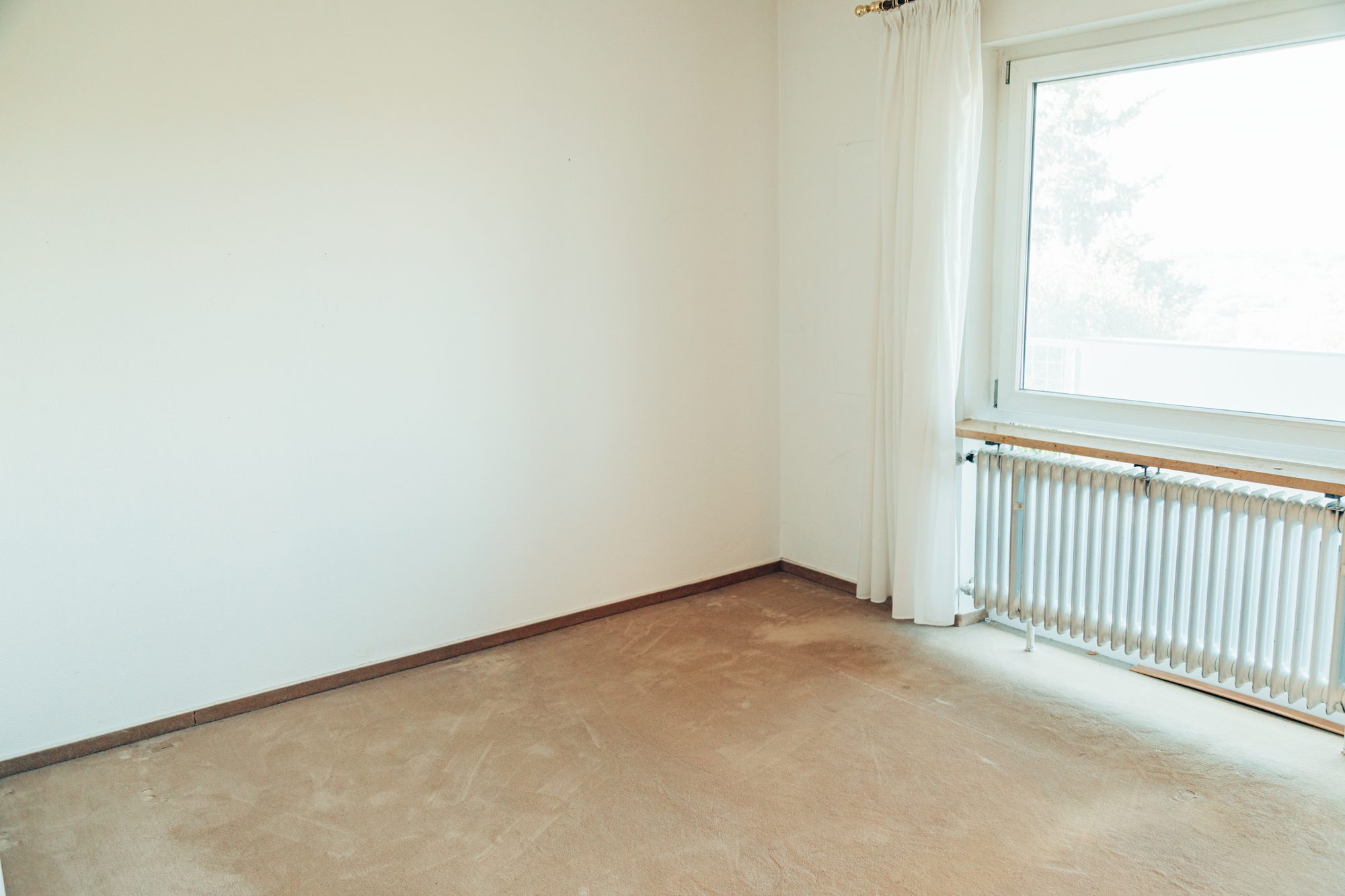 Leeres Schlafzimmer mit freiem Boden nach der besenreinen Übergabe.