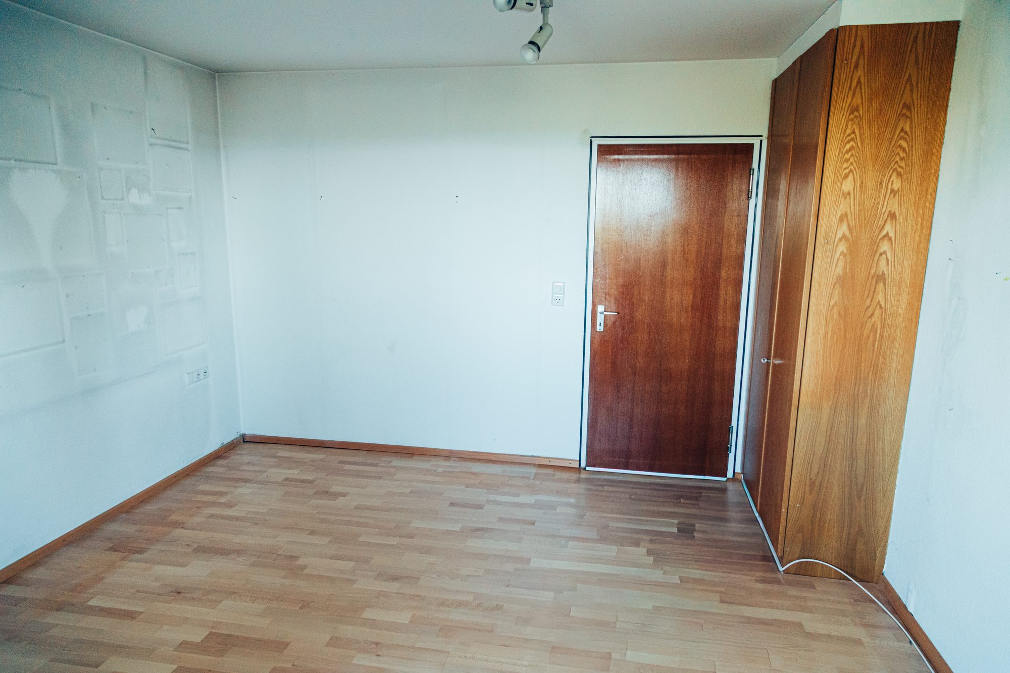 Leeres Zimmer mit Einbauschrank nach der besenreinen Übergabe.
