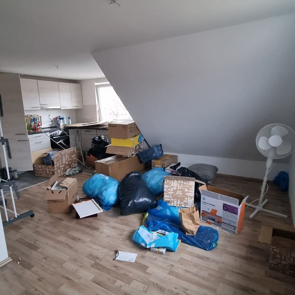 Dachgeschosswohnung voller Säcke und Kartons vor der Wohnungsentrümpelung.
