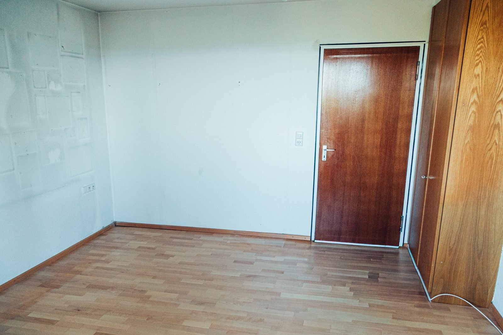 Dasselbe Arbeitszimmer nach der Räumung, leer und besenrein, nur der Einbauschrank steht noch.