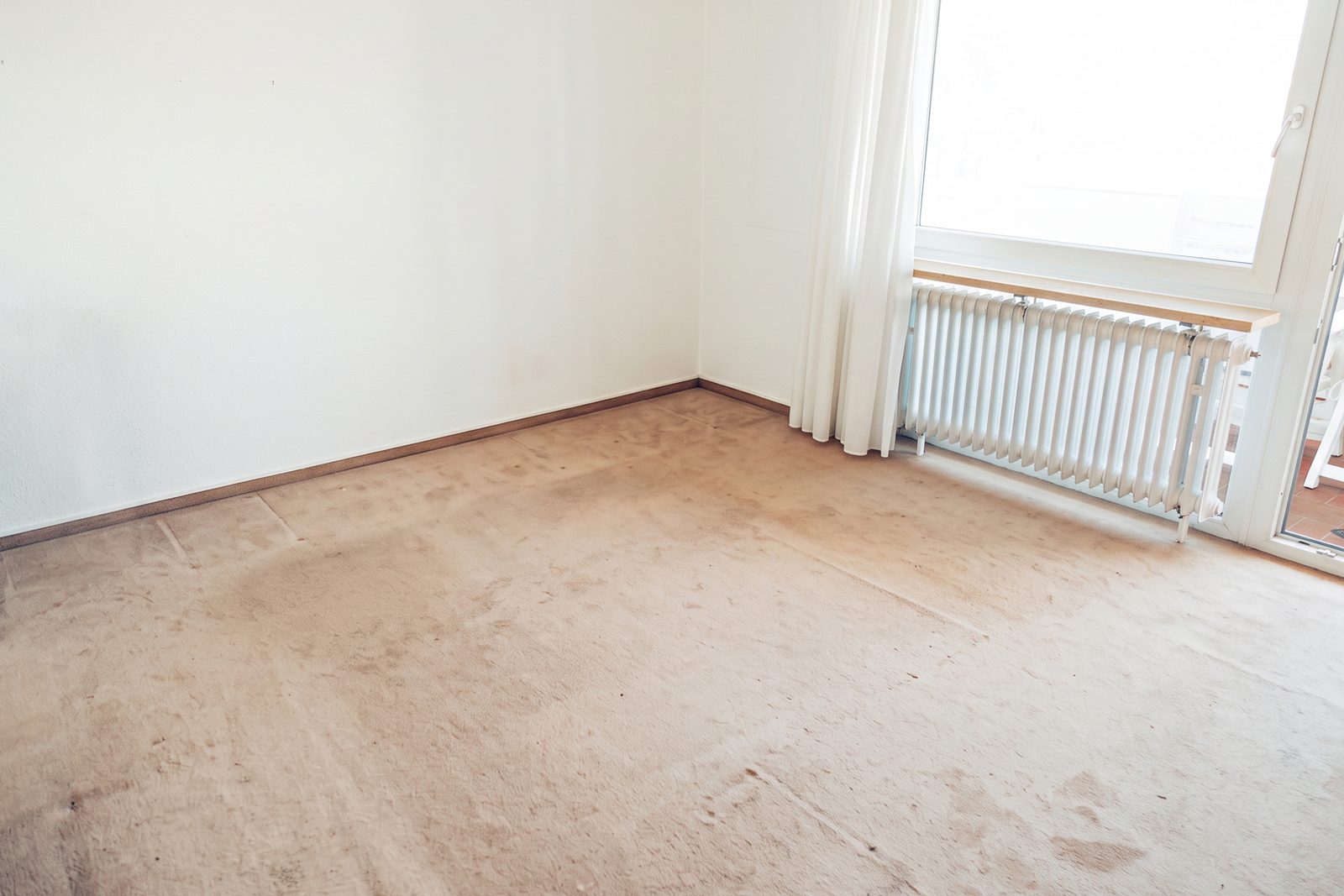 Dasselbe Schlafzimmer nach der Räumung, leer und besenrein.
