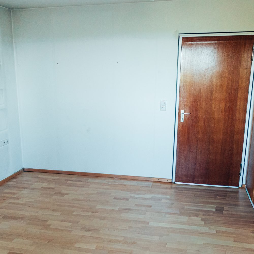 Dasselbe Arbeitszimmer nach der Räumung, leer und besenrein, nur der Einbauschrank steht noch.